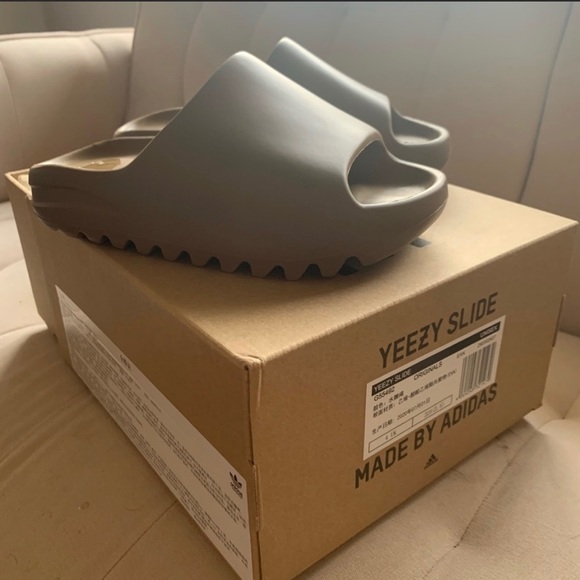 YEEZY slides in Core - Picture 2 of 6